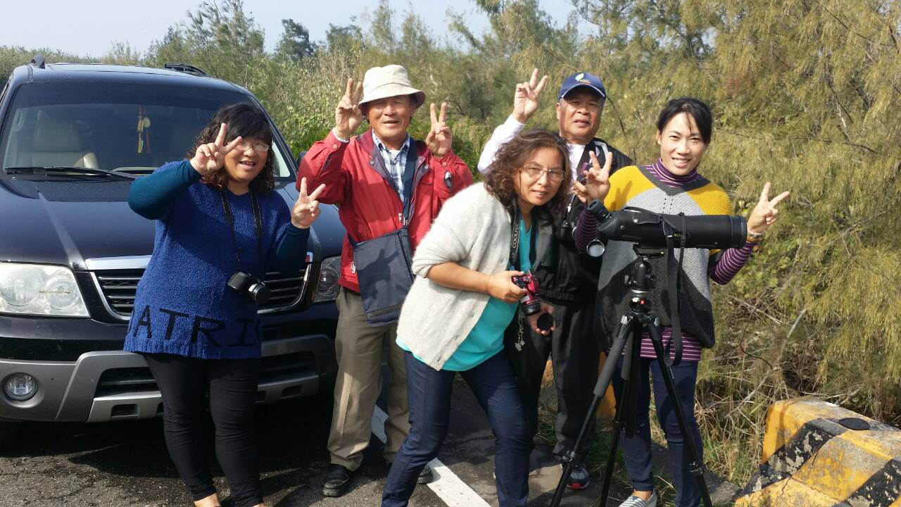 鰲鼓溼地解說員觀察漁網纏嘴黑琵-20151222-張鈞普攝.jpg - 黑面琵鷺