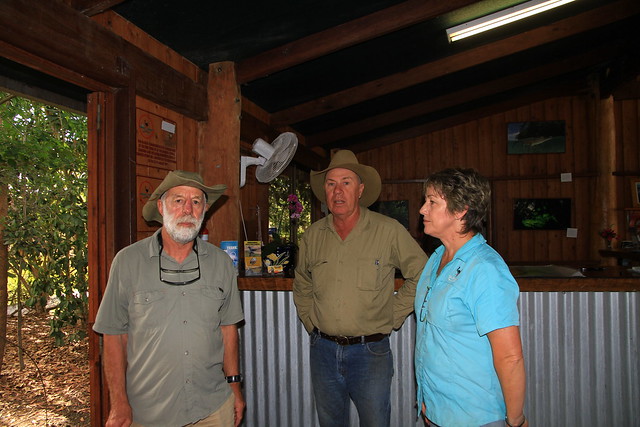 澳洲昆士蘭Jabiru Safari Lodge男主人Greg Jenkins女主人Margaret Atkinson和Barry Davies合影-20141116-賴鵬智攝
