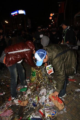 2013台北市跨年晚會-笑擁地球青年聯盟收垃圾-5-201301010144-賴鵬智攝-直