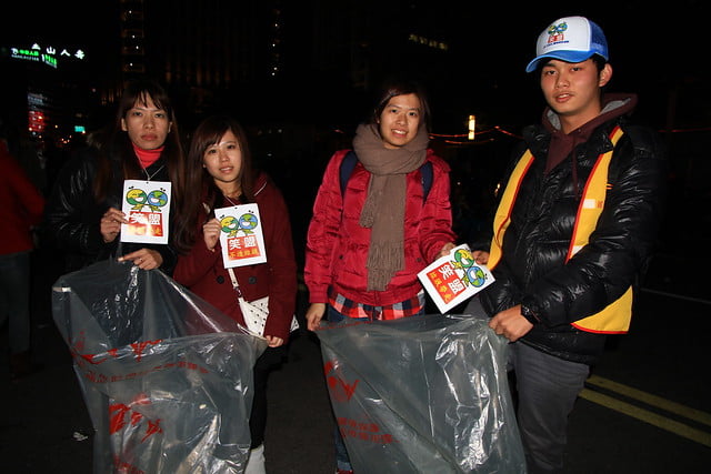 2013台北市跨年晚會-笑擁地球青年聯盟收垃圾-1-201301010047-賴鵬智攝